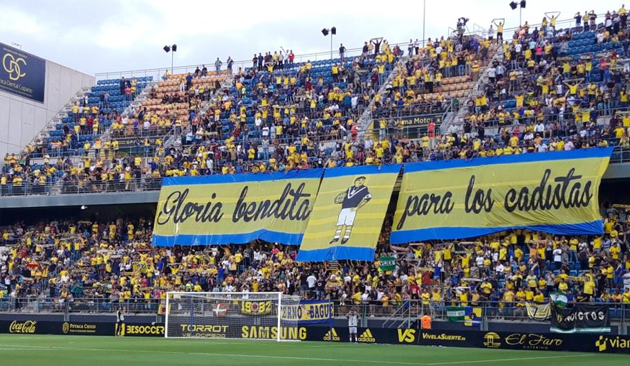 Vídeo: Homenaje a Manolo Santander en el Cádiz CF-Girona FC