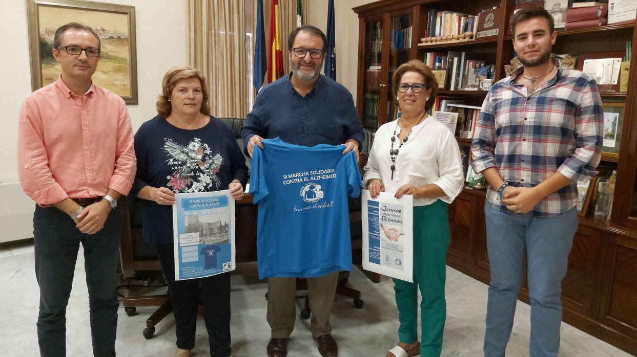 Juan Ávila con representantes de la Asociación de Familiares de Enfermos de Alzheimer «Virgen de Gracia»