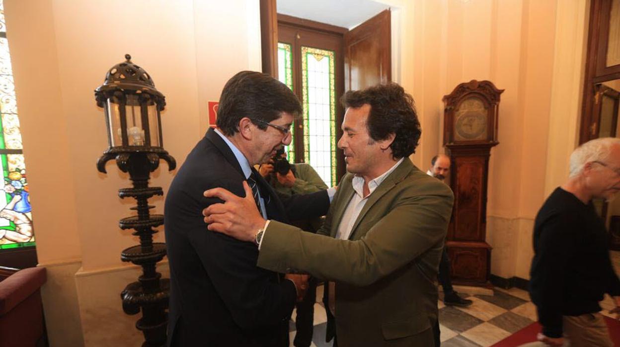 El alcalde de la ciudad junto al consejero de Justicia, en una visita institucional al Ayuntamiento.