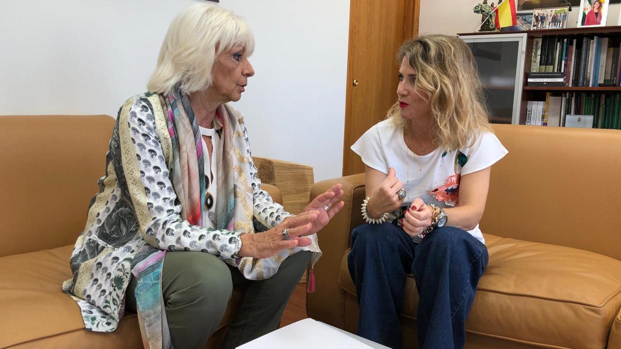 Teófila Martínez y Ana Mestre, representantes de ambas instituciones.