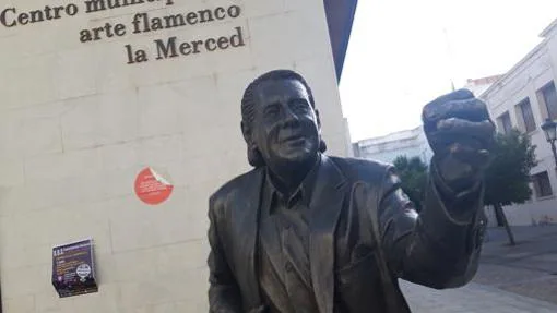 Estatua en honor a Chano Lobato en La Merced