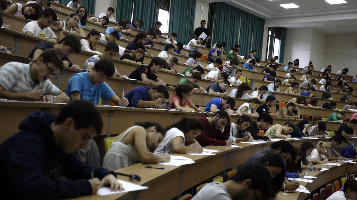 Los estudiantes realizando las pruebas de selectividad.