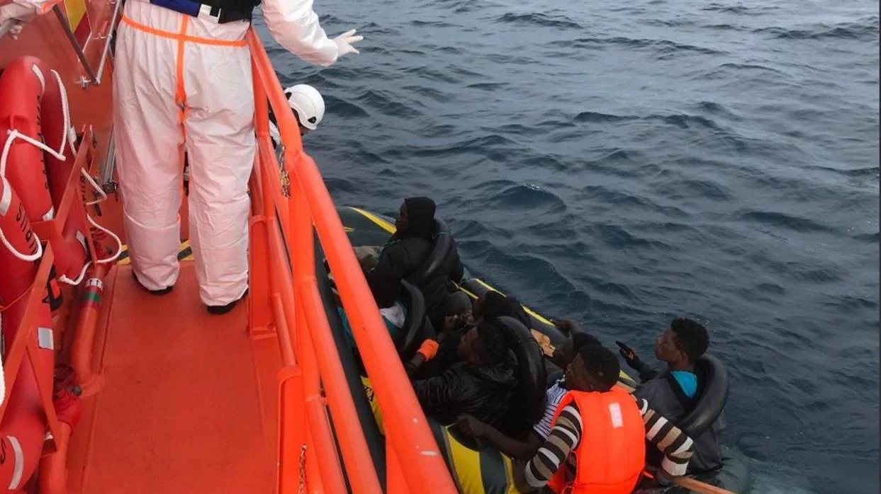 Rescatan a dos migrantes de un kayak gracias al aviso de un barco mercante en el Estrecho