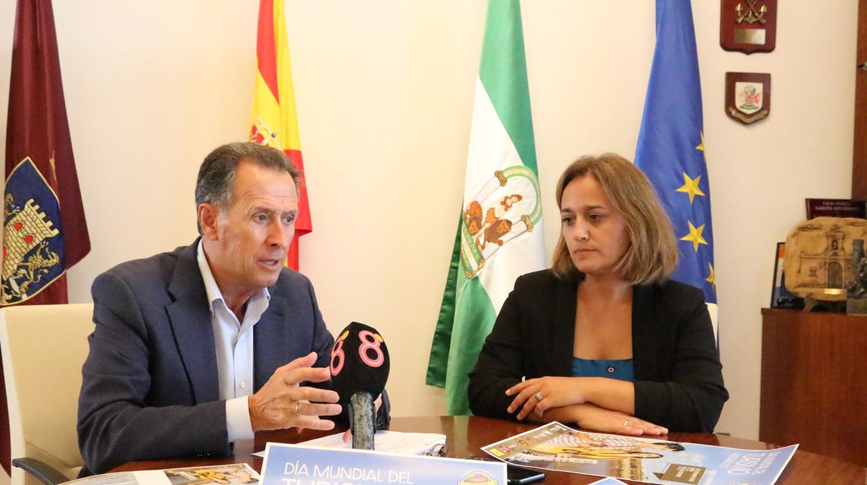 El alcalde de Chiclana, José María Román, y la delegada municipal de Turismo, Ana González.