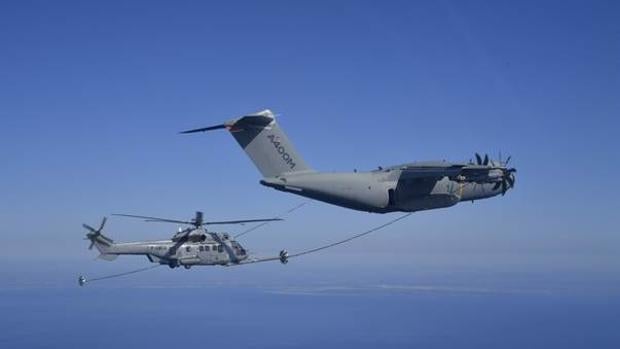 El A400M ensaya con éxito el contacto para repostar helicópteros en vuelo