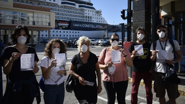 Mascarillas para protestar contra la contaminación de los cruceros en Cádiz