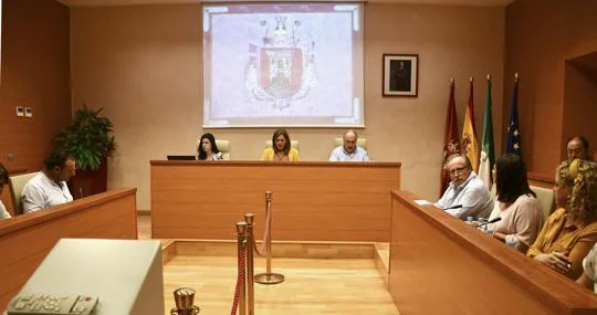 Un instante del pleno celebrado en el Ayuntamiento de Osuna