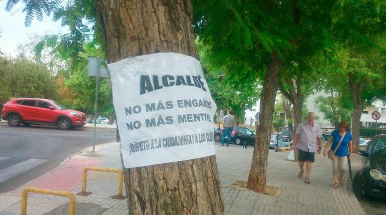Uno de los carteles que han aparecido estos días en varias calles del municipio de San Juan de Aznalfarache