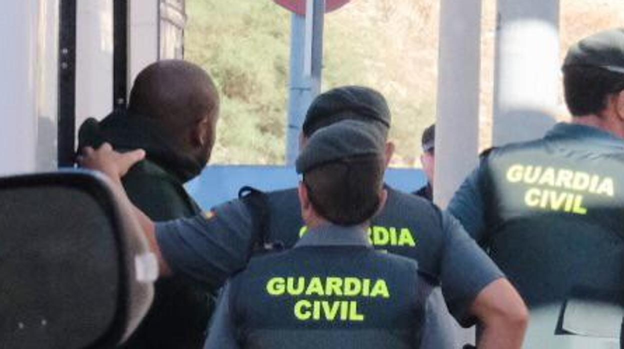 La Guardia Civil custodia a uno de los detenidos en los juzgados de Sanlúcar.