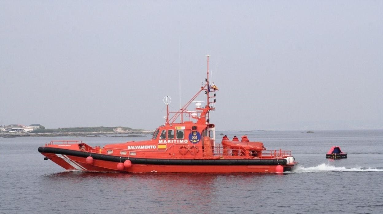 Rescatados tres migrantes a bordo de un &#039;kayak&#039; en aguas del Estrecho