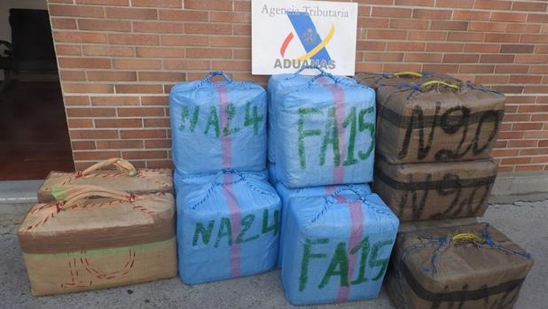 Localizados unos 555 kilos de hachís en aguas del Estrecho arrojados por una lancha que huyó