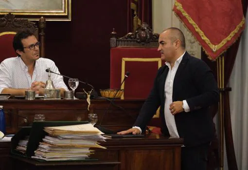 Jose Carlos Teruel (PP) jura su carga como concejal del Ayuntamiento de Cádiz.
