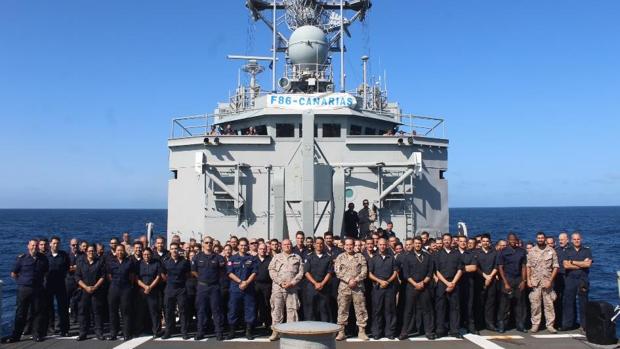 La fragata 'Canarias' recibe a bordo al comandante de la operación 'Atalanta'