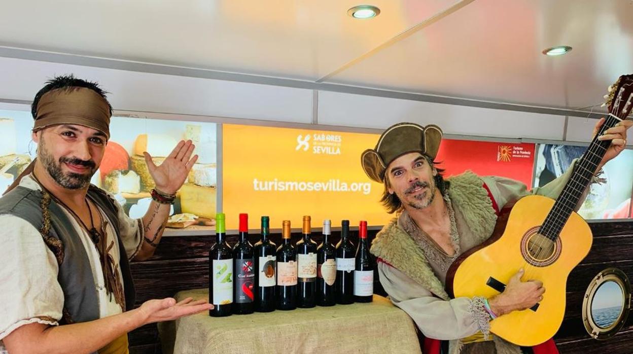 Dos figurantes promocionan los vinos de la Sierra Morena en el autobús que recorre varias provincias de España