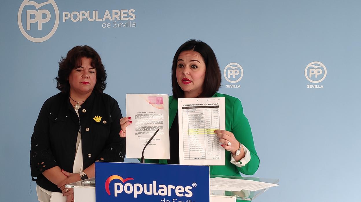 La presidenta provincial del PP, Virginia Pérez, junto a la alcaldesa de Huévar, María Eugenia Moreno