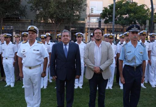 El embajador junto al alcalde de Cádiz durante la ofrenda floral a José de San Martín.