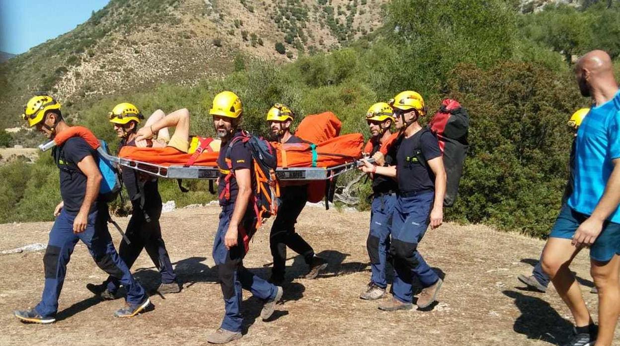 Los bomberos rescatan a un senderista en la Garganta Verde.