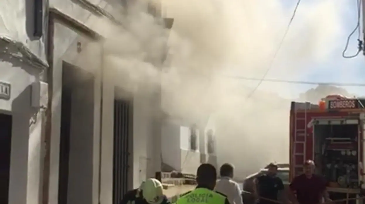 Una casa del centro de Constantina ha salido ardiendo este martes sin que se lamenten daños personales