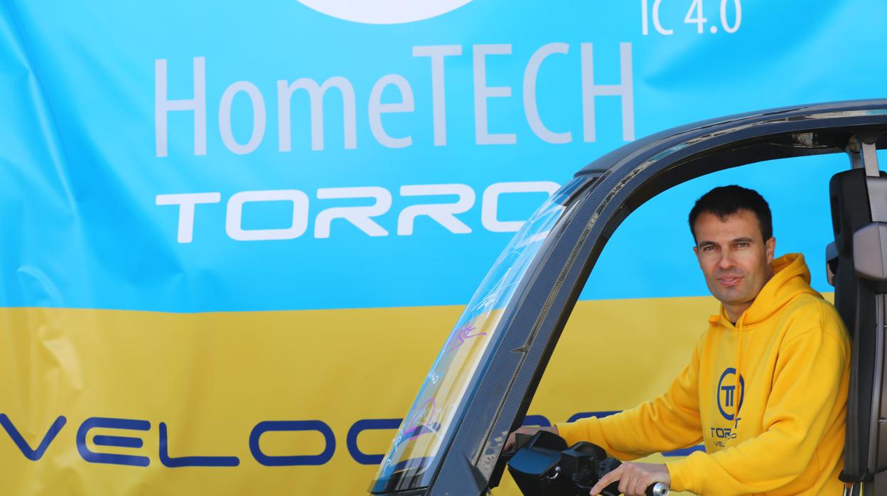 Iván Contreras durante el acto simbólico de inicio de las obras de la planta de Torrot en Cádiz. Llegó pilotando un Velocípedo