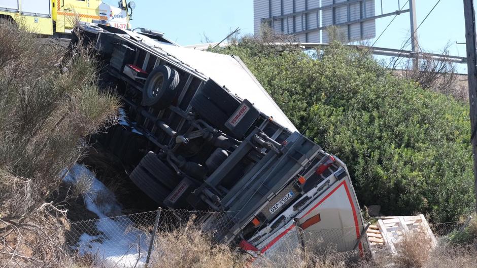 VÍDEO: Cae un camión por un terraplén en Chiclana