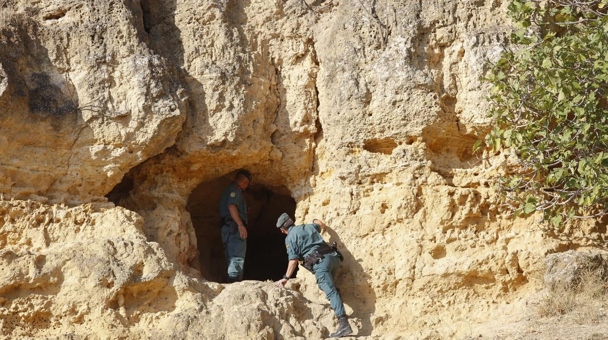 La Guardia Civil rastrea cuevas, pozos y cada rincón del entorno de manera concienzuda
