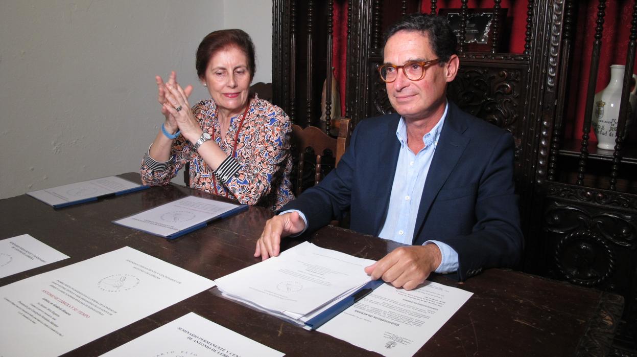 María del Carmen Tascón, vocal de la hermandad, y Antonio García, teniente de hermano mayor, durante la presentación del seminario permanente