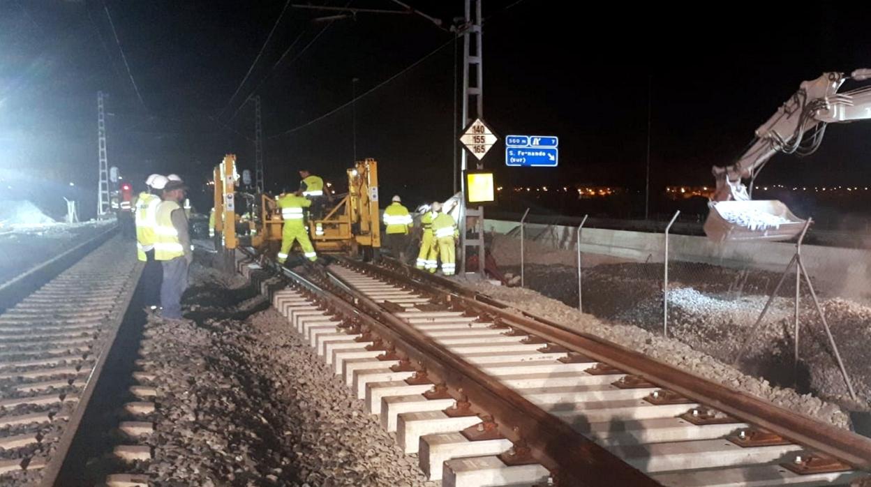 Operación de enclavamiento para que el tranvía pueda llegar a Cádiz.