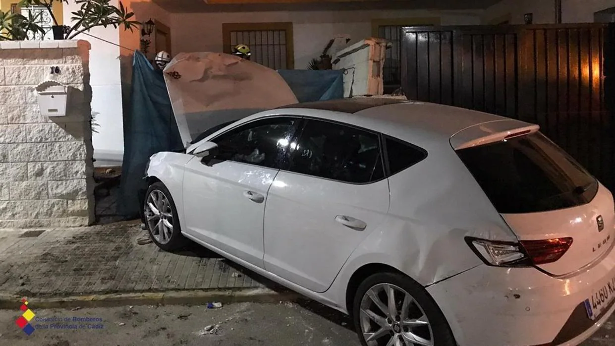 El vehículo se empotró contra el muro de una casa en Castellar