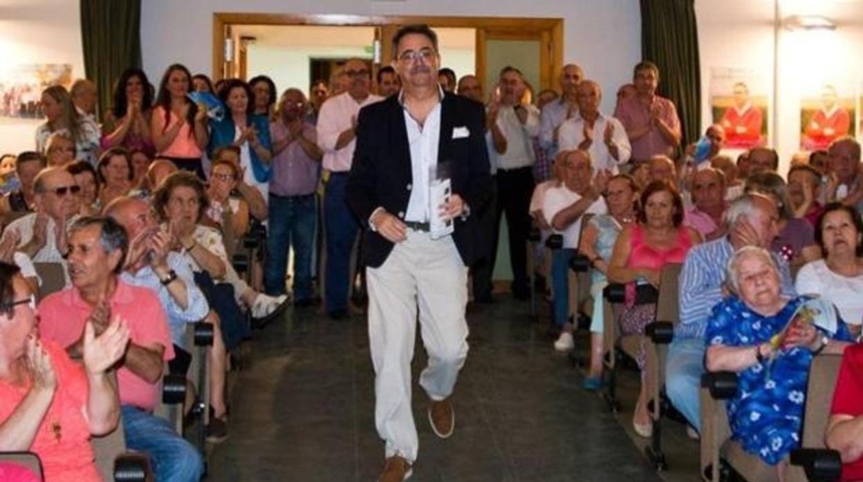 El alcalde inhabilitado, Eustaquio Castaño (GIS), en la entrada a un acto