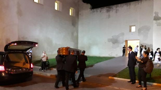 La capilla ardiente de Pepe Oneto ya está instalada en el Castillo de San Romualdo