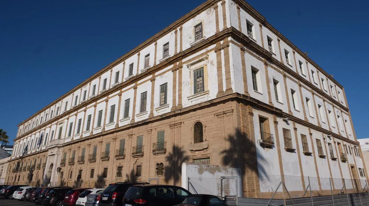 Edificio del antiguo colegio Valcárcel, junto a La Caleta.