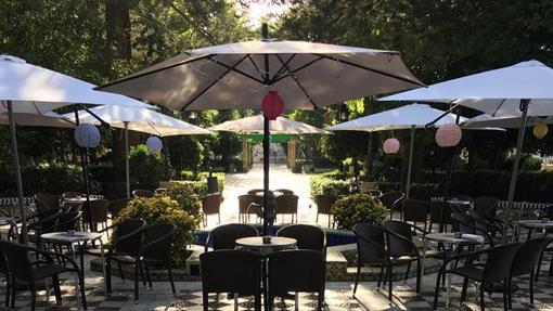 Terraza de La Colonial, frente al local en la Alameda Apodaca.