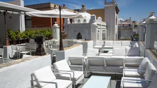 Terraza blanca en la azotea de la céntrica finca isleña.