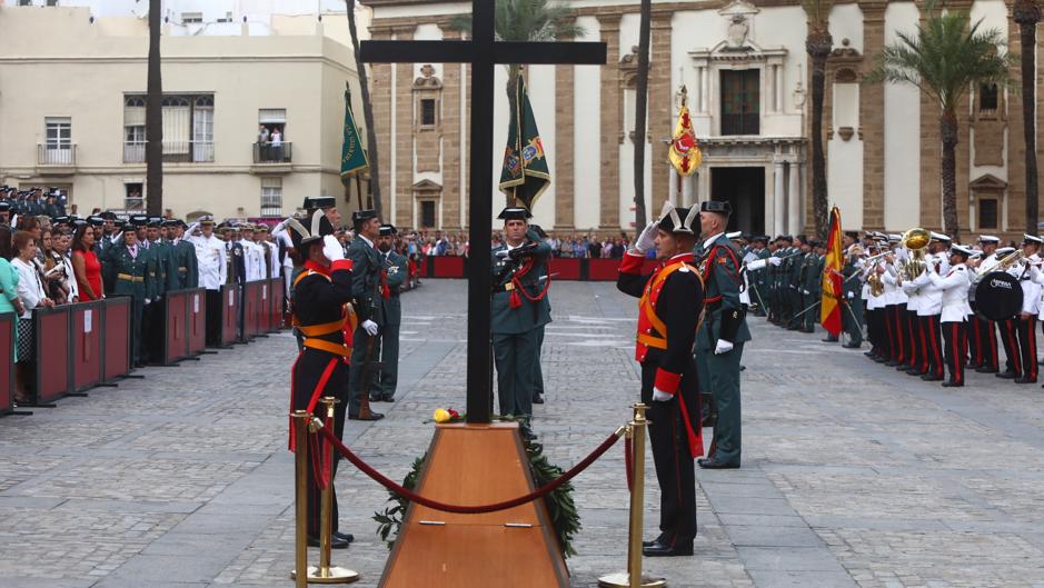Cádiz rinde honores en la Catedral a la Guardia Civil