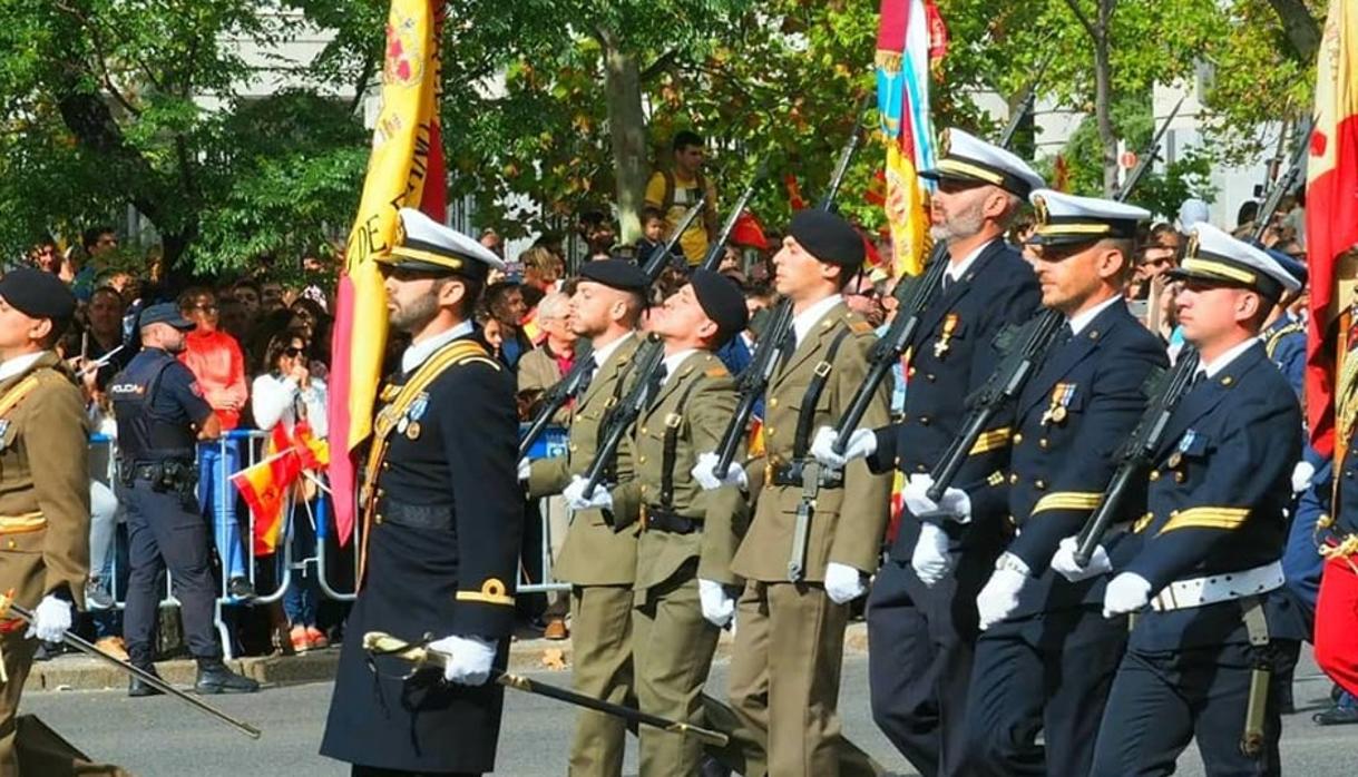 El alférez de navío de Zea con la bandera de combate del Elcano, durante el desfile.