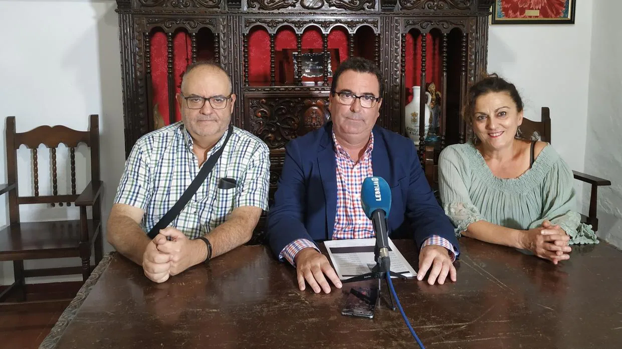 Tomás Aceituno, el delegado municipal de Cultura, José Martínez, y la actriz Maica Sánchez