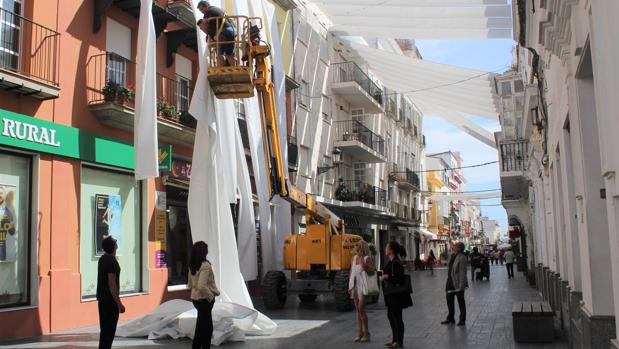 Desmontan los toldos de la calle Luna de El Puerto