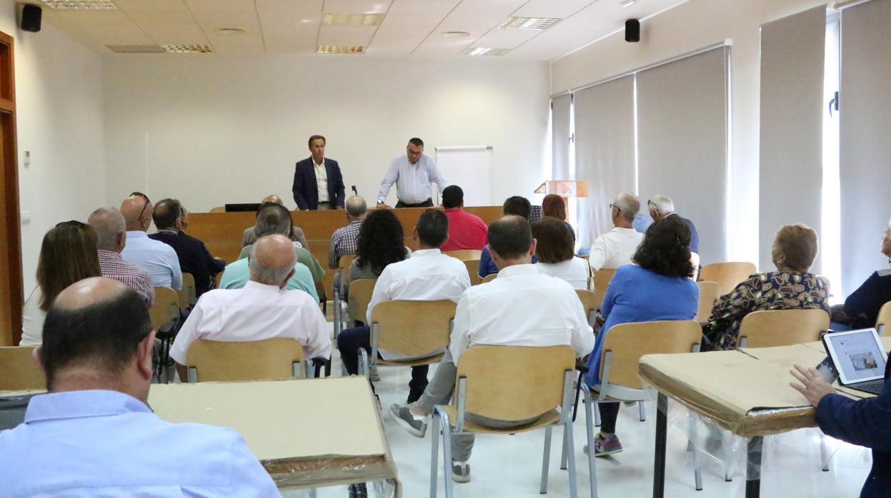 El alcalde, José María Román, en un primer encuentro con los comerciantes de la Avenida del Mueble.