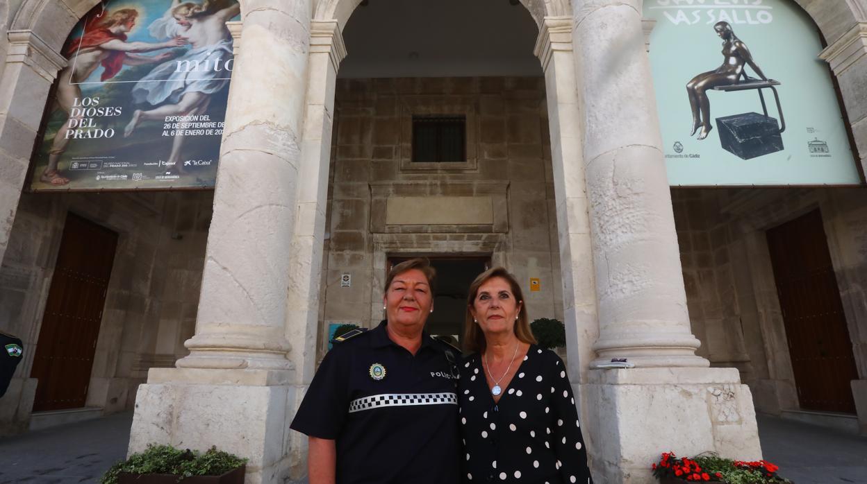 Paloma y Mercedes, dos de las primeras policías locales de Cádiz.