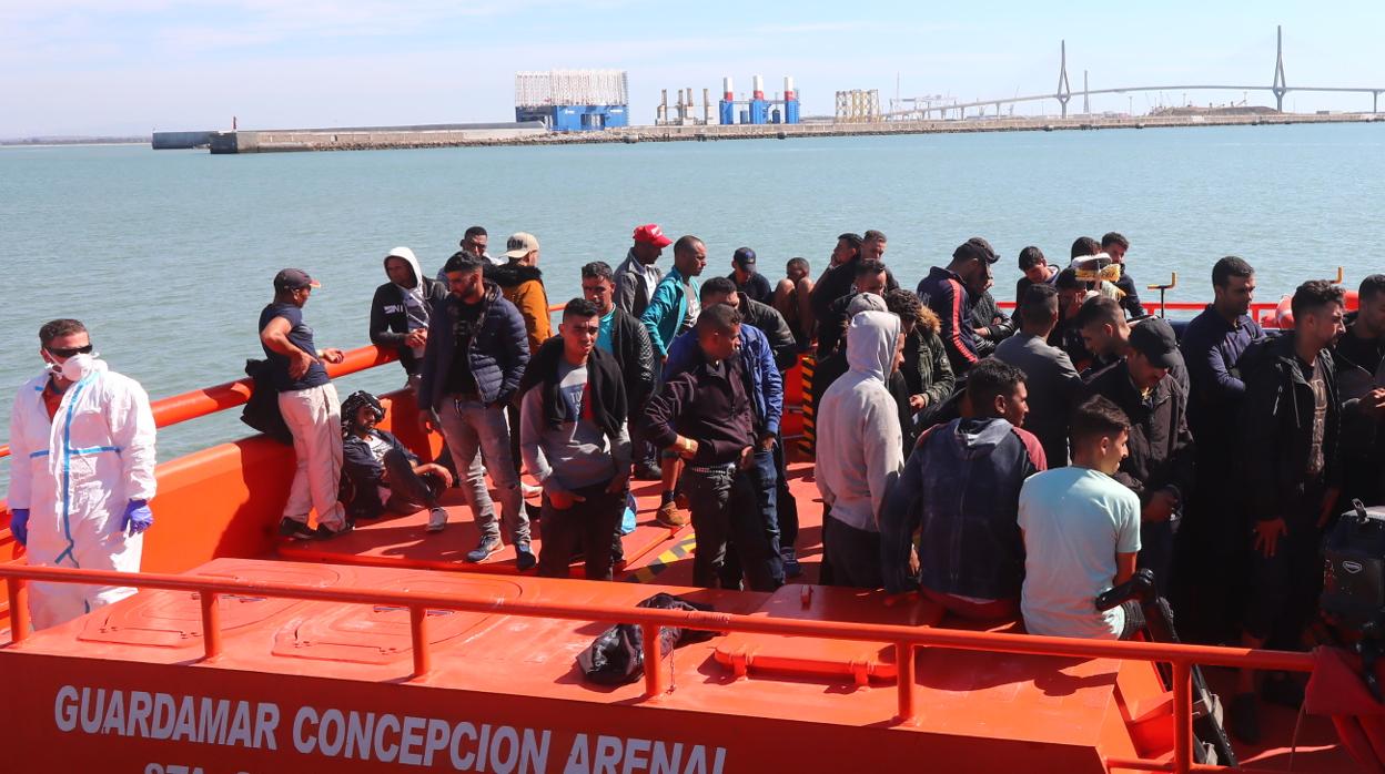 Inmigrantes llegados a la playa de Camposoto, en San Fernando.