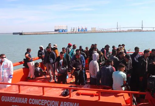 Un centenar de inmigrantes llega en dos pateras a Puerto América y Camposoto