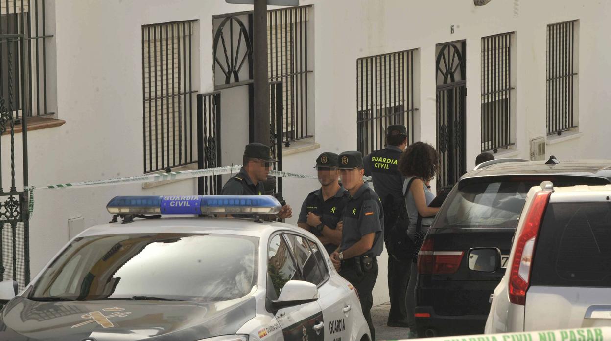 Los agentes de la Guardia Civil, en el día de la detención del presunto parricida en Arcos.