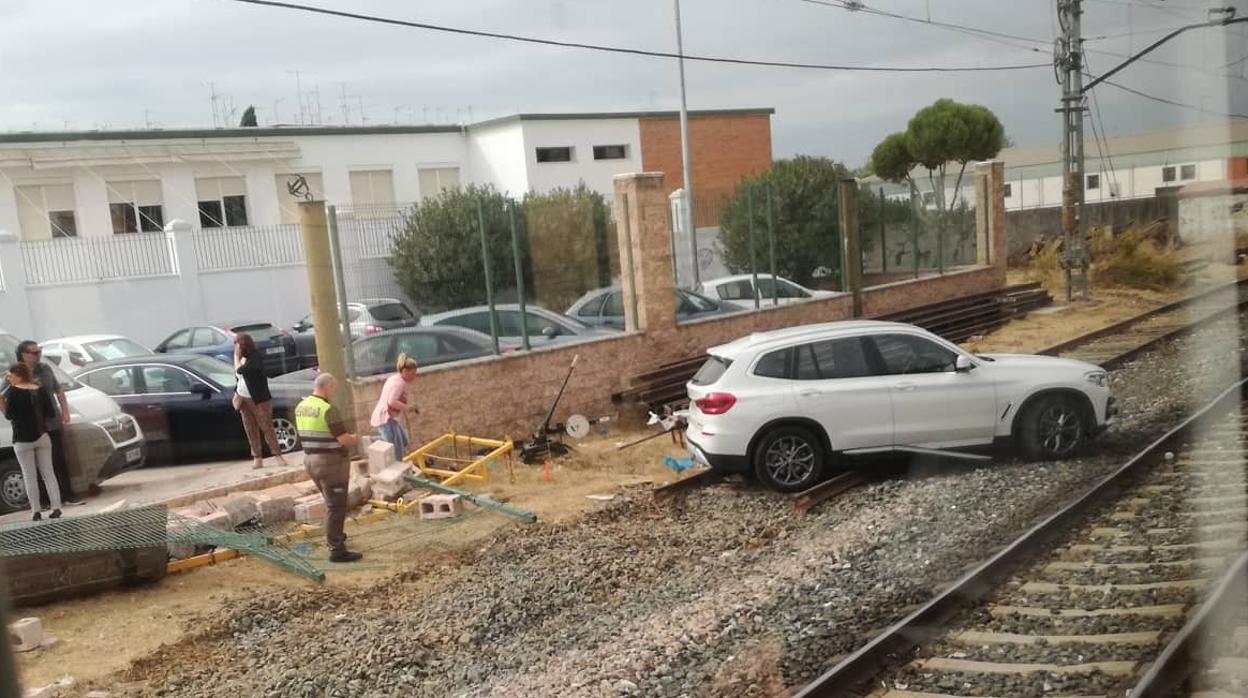 El vehículo en las vías del tren tras derribar un muro