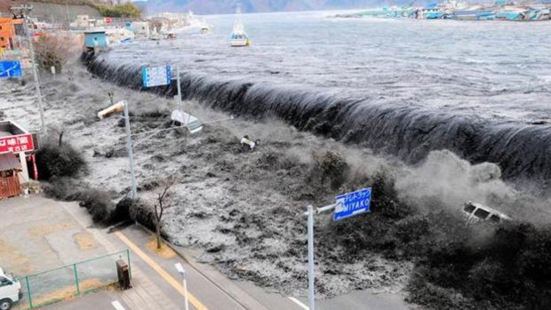 El tsunami amenaza Cádiz