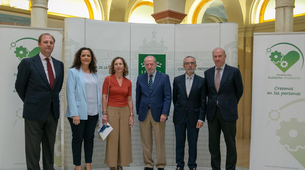 En el centro, el presidente de la Diputación, Fernando Rodríguez Villalobos, y la presidenta de Autismo Andalucía, Mercedes Molina