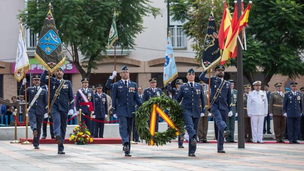 Tomares rinde homenaje a la bandera de España en su primera jura de bandera civil