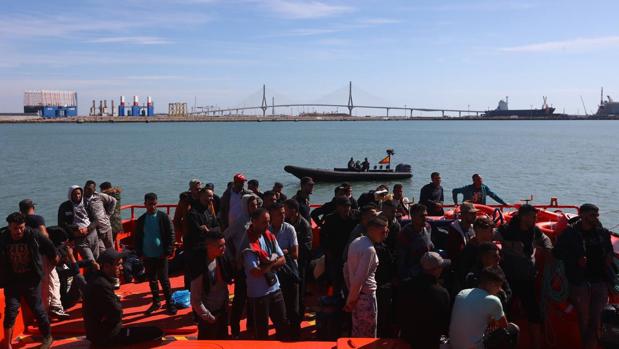 Rescatan a tres inmigrantes de un kayak en el Estrecho de Gibraltar