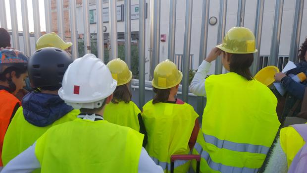 Alumnos del colegio Rodríguez Almodóvar de Alcalá entran a clase con cascos y chalecos reflectantes