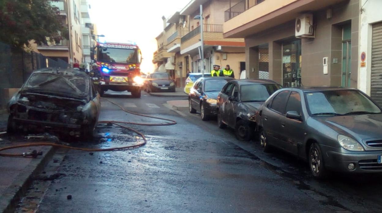 Arde un vehículo en Mairena afectando a otros dos coches y generando una cortina de humo