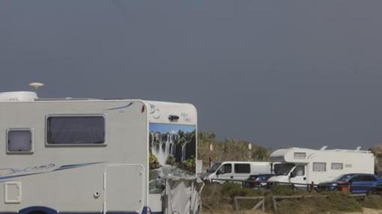 Autocaravanas aparcadas en una playa gaditana.